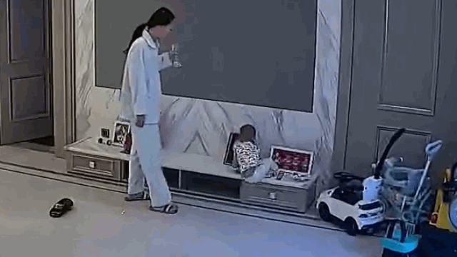 Video: Mẹ phản xạ như chớp, dùng chân đỡ con trai bị ngã khỏi kệ tủ ti vi