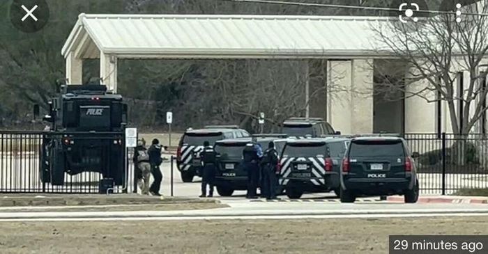 FBI và đặc nhiệm SWAT tham gia giải cứu con tin tại nhà thờ ở Texas