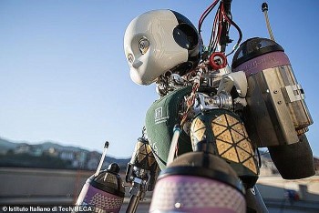Italy phát triển robot "người sắt" cứu hộ trong thảm họa thiên tai