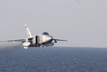 Video: Cường kích Su-24 Nga "tạt đầu" tàu chiến tên lửa Mỹ trên Biển Đen