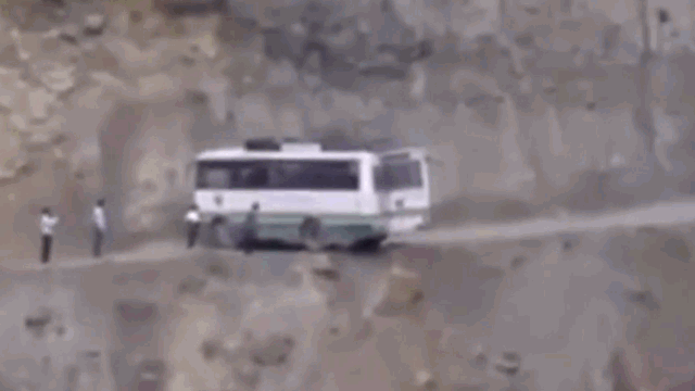 Camera giao thông: Xe buýt quay đầu sát vách núi khiến nhiều người "rụng tim"