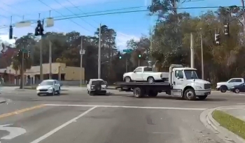 Camera giao thông: Xe cứu hộ vô tình 'đánh rơi' ô tô giữa đường