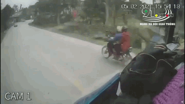 camera giao thong kinh hoang khoanh khac xe khach dau dau xe con tren ql2