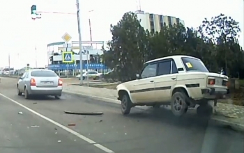 Camera giao thông: Ô tô mất lái loạng choạng 'vẽ đường cong' trên phố