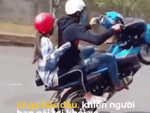 camera giao thong quai xe ro ga boc dau ban gai ngoi sau nga sap mat