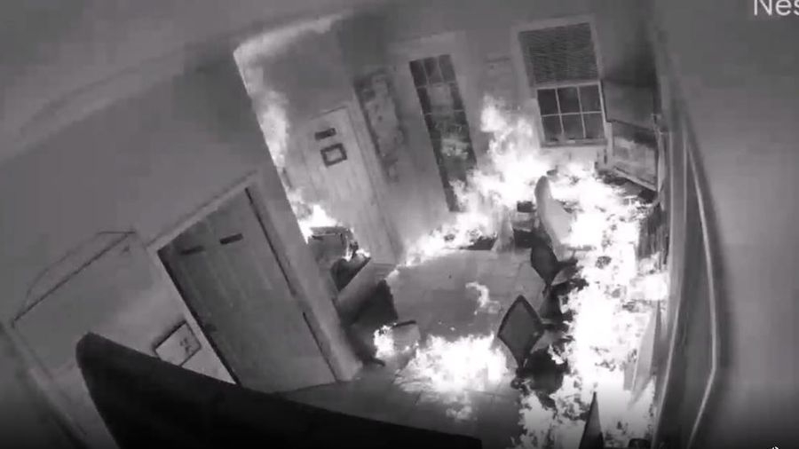 Video: Trộm tiền rồi phóng hỏa đốt nhà, tên trộm vô tình bị  lửa "bám chặt"