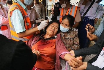 Cảnh sát Myanmar nổ súng, dùng hơi cay giải tán biểu tình, ít nhất 5 người bị thương