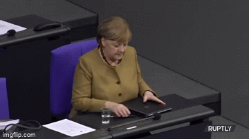 Thủ tướng Đức Angela Merkel 'hốt hoảng' vì quên khẩu trang sau khi rời bục phát biểu