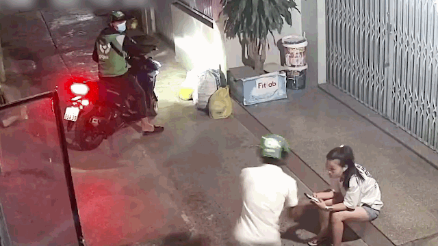 video bat ngo bi giat dien thoai khi dang ngoi truoc cua nha co gai phan don quyet liet