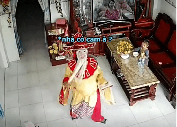Video: "Thần tài" giật mình vì trộm đồ xong thì phát hiện nhà có camera