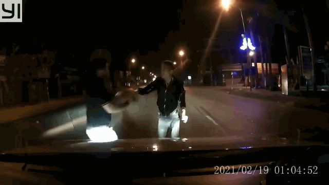 Video: Nam thanh niên bị đánh 'nhừ tử' vì chặn đầu ô tô "múa quạt"