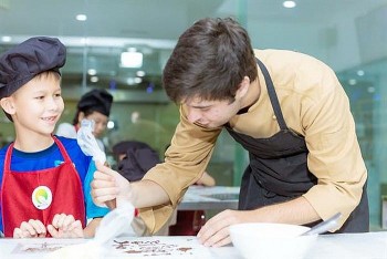 chang trai tay ban nha dung keo chocolate de quang ba van hoa viet