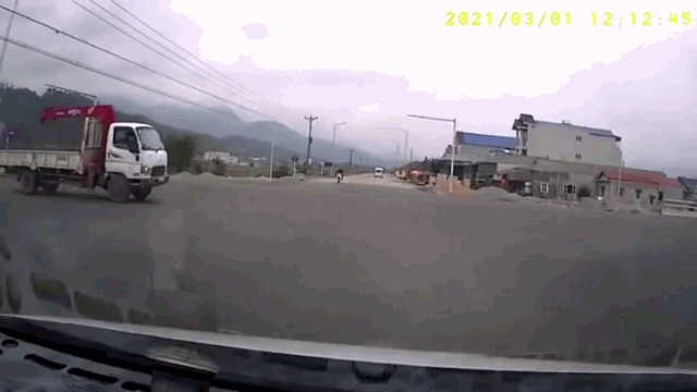 camera giao thong kinh hoang canh xe o to con dam lat xe cau ngay nga tu
