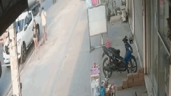 video vua buoc xuong khoi o to nguoi dan ong bong lot luon xuong ong cong duoc day bang bia cac ton