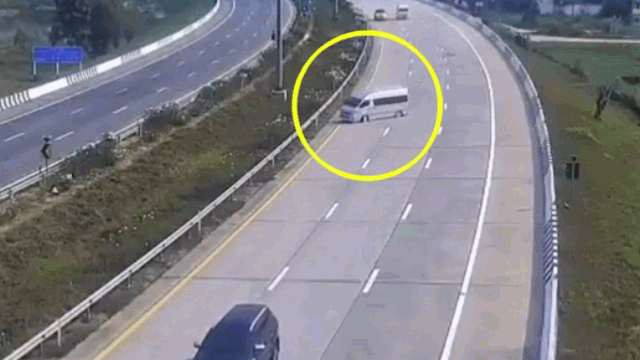 camera giao thong o to 16 cho tong vao dai phan cach 7 nguoi vang ra ngoai lan long loc tu phia