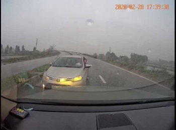 camera giao thong di nguoc chieu tai xe o to con bat xe khac nhuong duong