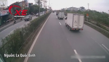 camera giao thong co vuot container vot vat den xanh tai xe xe con bi dam mop hong