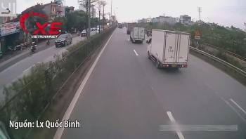 Camera giao thông: Cố vượt container "vớt vát" đèn xanh, tài xế xe con bị đâm móp hông