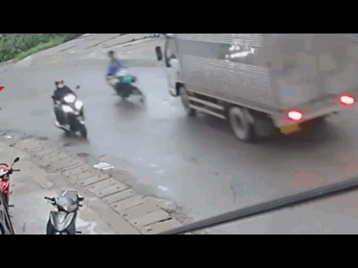 camera giao thong vao cua qua nhanh thanh nien mat lai lao thang vao dau xe tai