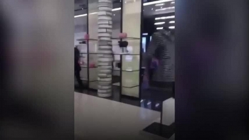 video nhom nguoi co vu trang xong vao cuop cua hang do hieu chanel