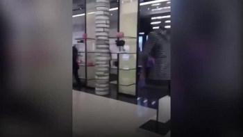 Video: Nhóm người có vũ trang xông vào cướp cửa hàng đồ hiệu Chanel