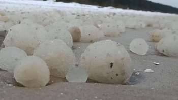 video can canh hang loat khoi cau bang dot ngot xuat hien doc bai bien o baltic