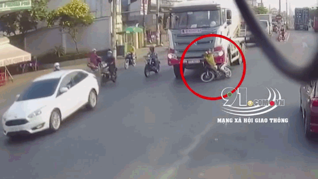 camera giao thong tat dau xe bon nguoi phu nu bi cuon vao gam