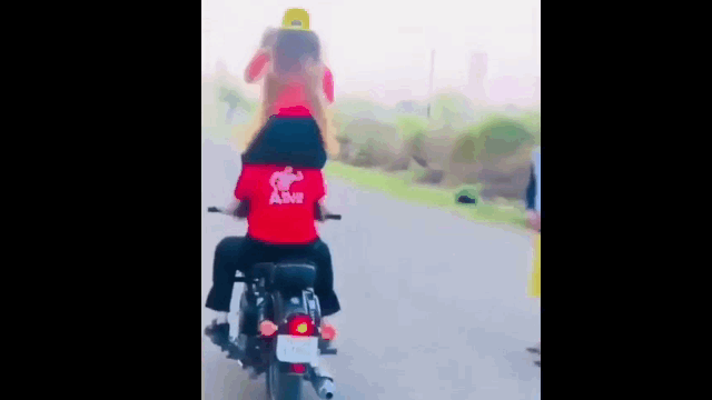 Camera giao thông: 2 cô gái "diễn xiếc" trên xe máy