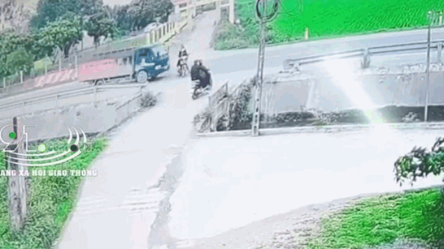 camera giao thong sang duong khong quan sat 2 nguoi di xe may bi tong vang xa