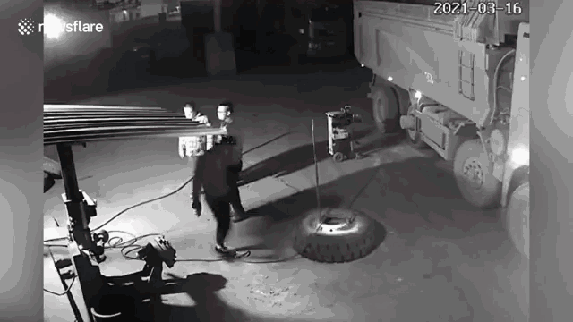 Video: Kinh hoàng cảnh lốp ô tô phát nổ, bắn thẳng vào người đàn ông