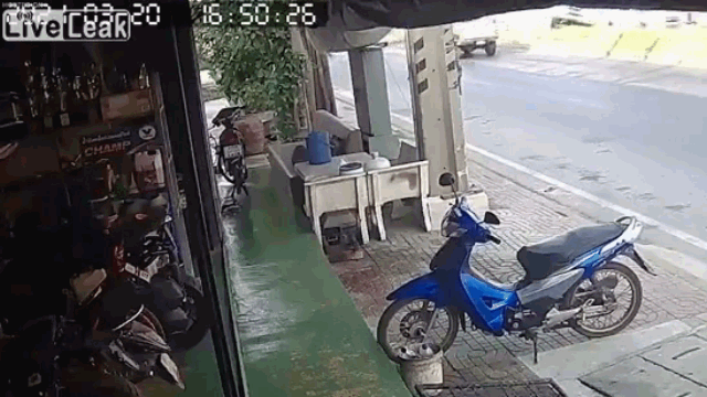 camera giao thong danh lai tranh xe may o to bay qua dai phan cach roi lao vao nha dan