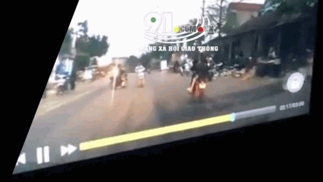 camera giao thong tong truc dien vao dau o to nam thanh nien bat vang kinh hoang