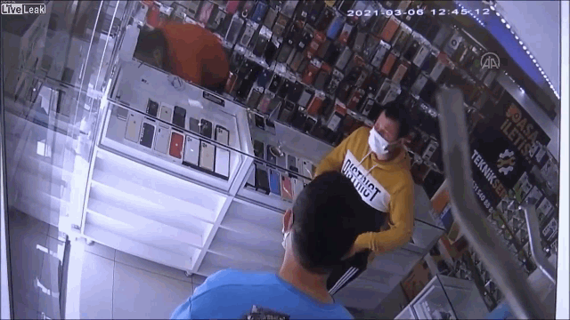 video pin dien thoai bat ngo phat no kinh hoang suyt thieu chay nguoi dan ong