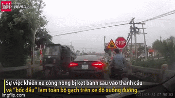 Camera giao thông: Quyết không nhường đường cho ô tô, xe ba bánh nhận cái kết đắng