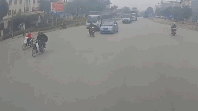 video dang di xe may bat ngo bi trau huc bat tinh