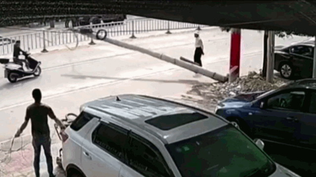 video cot dien do sap xuong duong cu ong va co gai thoat chet kho tin