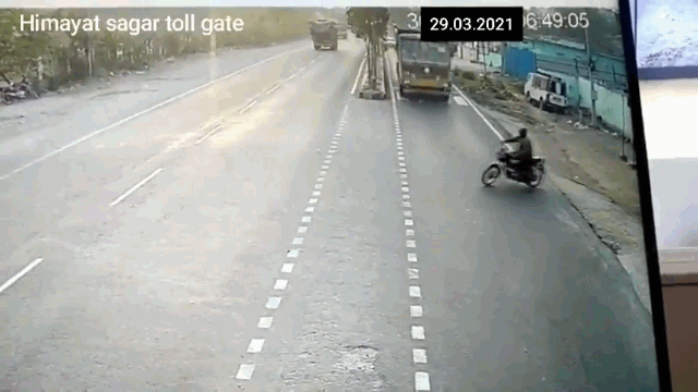 camera giao thong xe may sang duong au hai xe tai gay tai nan kinh hoang