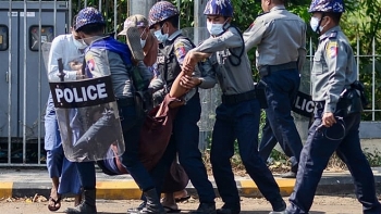 Thêm loạt thành viên đảng của bà Suu Kyi bị bắt giữ