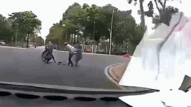 video bi giat day chuyen khi dang dung den do nguoi phu nu tay khong quat nga ten cuop