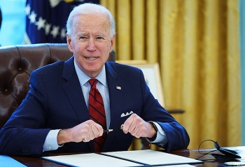 tt biden dao nguoc lenh trung phat gay tranh cai cua ong trump