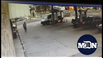 camera giao thong bi suv tong dot ngot xe cuu hoa mat lai lao thang vao tram xang