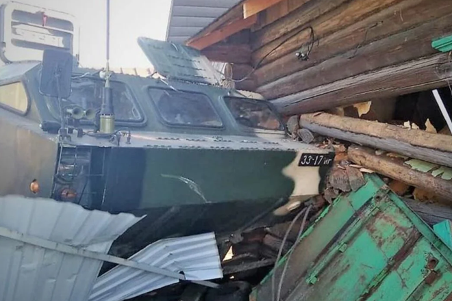 Xe tên lửa đạn đạo Belarus mất lái, đâm đổ nhà dân