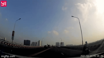 camera giao thong xe may ngang nhien di chuyen vao lan cam tren cau thang long