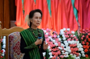 ba aung san suu kyi van chua xuat hien truoc cong chung nhung tiep tuc doi mat toi danh moi