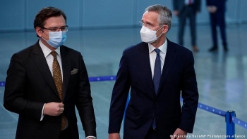 my nato dong loat keu goi nga khan truong rut quan khoi bien gioi ukraine