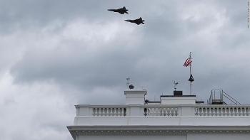 Tiếng ồn của tiêm kích F-22 làm gián đoạn họp báo ở Nhà Trắng