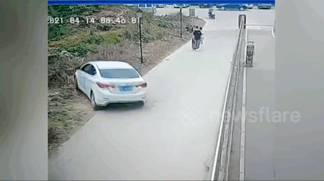 camera giao thong nu tai xe lui xe bat can khien o to lung lang tren lan can