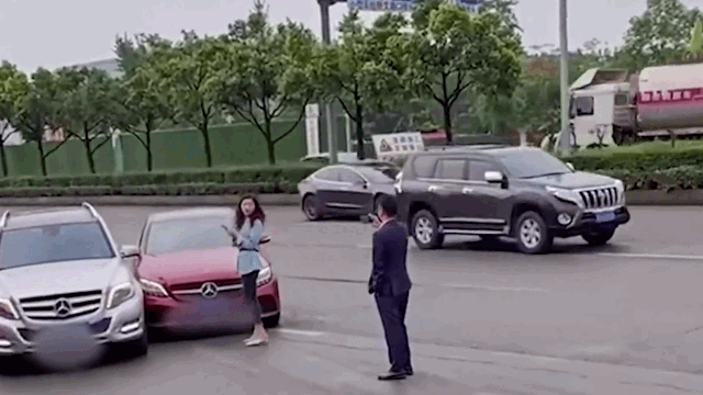 Camera giao thông: Gây tai nạn giữa đường, nữ tài xế Mercedes có màn xử lý đầy văn minh