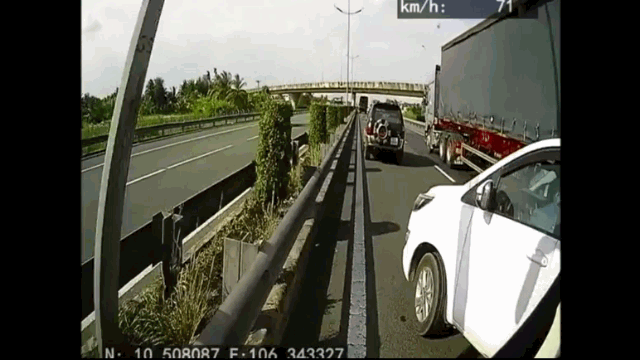 camera giao thong co tinh vuot au o to 7 cho bi tong lat ngua tren duong cao toc