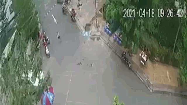 camera giao thong sau khi tong trung hai me con nu tai xe lao thang xe vao goc cay